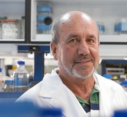 Mariano Esteban en su laboratorio