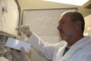 Mariano Esteban en su laboratorio
