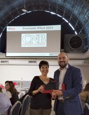 Cristina Merino Fernández y Juan F. García Arriaza recogen el premio IPfest 2023 &quot;Allende la Transferencia&quot;