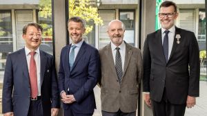 Los nuevos doctores honoris causa de la DTU, Víctor de Lorenzo (nº 2 por la derecha) y Sang Yup Lee (extremo izquierdo) acompañados por el príncipe Federico de Dinamarca y el rector de la DTU.