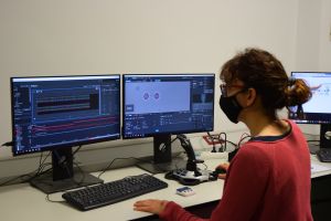 La investigadora Silvia Hormeño manejando el C-Trap del CNB-CSIC