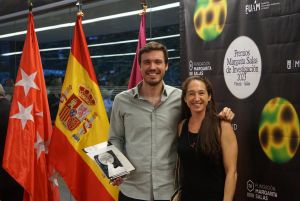 Pablo Laborda junto a Sara Hernando en la entrega del premio Margarita Salas de Investigación 
