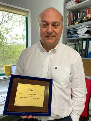 Fernando Corrales en su despacho del CNB-CSIC con el premio Juan Pablo Albar 