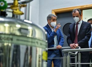 Pedro Duque, ministro de Ciencia e Innovación visita las instalaciones de criomicroscopía electrónica en el CNB-CSIC acompañado del investigador José María Valpuesta, director científico del servicio