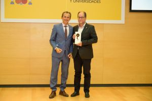 Pedro Duque, ministro de Ciencia, innovación y universidades junto a Fernando Rojo, director del CNB en la entrega de la acreditación Severo Ochoa