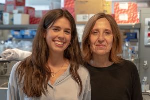 Las doctoras Ana Paredes y Mercedes Ricote, primera autora y líder de la investigación premiada, respectivamente.
