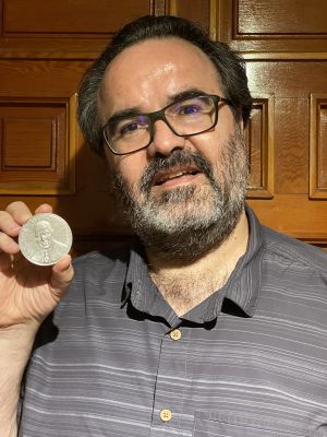 Lluís Montoliu recibe la medalla H.S. Raper 2020 por sus contribuciones en el campo del albinismo