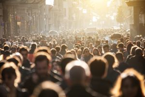 La inmunidad de grupo se consigue cuando suficientes personas son inmunes a un virus, tras superar una infección o recibir una vacuna.
