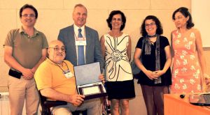 En la imagen algunos miembros anteriores del grupo del Prof. Vicente junto al presidente de SEM, Prof. Ventosa, entregan una placa conmemorativa del reconocimiento. De izquierda a derecha: Manuel Sánchez, Miguel Vicente, Antonio Ventosa, Teresa Garrido, Beatriz Málik, Ana Dopazo.