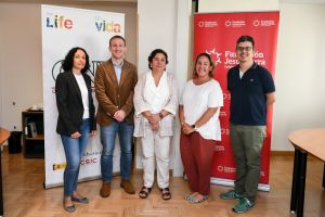 Los ganadores de las ayudas Fundación Jesús Serra a la investigación en el CNB-CSIC. De izquierda a derecha, los investigadores e investigadoras Yolanda R. Carrasco, James Pelletier y Antonia Ávila-Flores; Laura Halpern, vicepresidenta de la Fundación Jesús Serra, y Adrián Valli, investigador del CNB. 