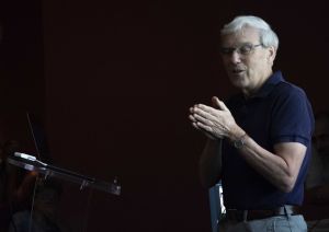 El Premio Nobel Richard Henderson durante su intervención en el CNB.
