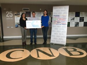 Urtzi Garaigorta recibe la ayuda “Apadrina la Ciencia-VWR”.