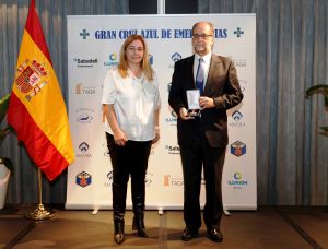 Fernando Rojo, vicedirector del CNB recibe la Gran Cruz Azul Balmis-Zendal de manos de Dª Mª Inmacualda Sanz Otero, delegada del Area de Gobierno de Portavoz, Seguridad y Emegencias del Ayuntamiento de Madrid 