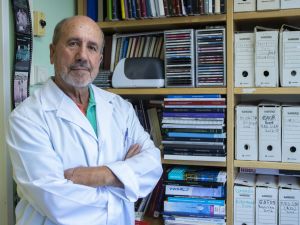 Mariano Esteban en su despacho del Centro Nacional de Biotecnología 